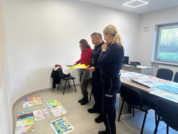 Komisja podczas wybierania prac