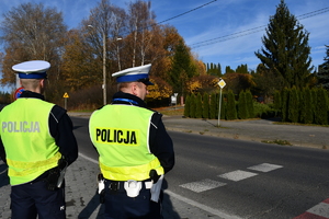 Policjanci ruchu drogowego przy wjeździe na cmentarz