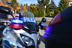 Policyjny motocykl z włączonymi niebieskimi światłami