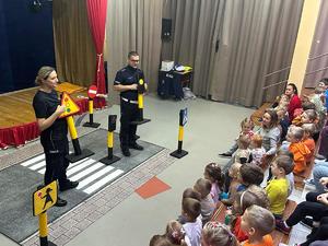 Policjanci podczas spotkań z dziećmi