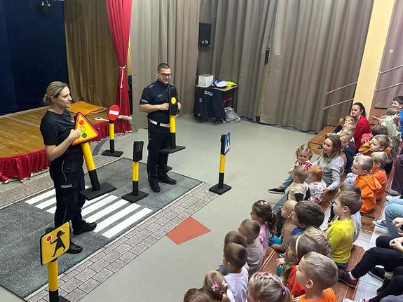 Policjanci podczas spotkań z dziećmi