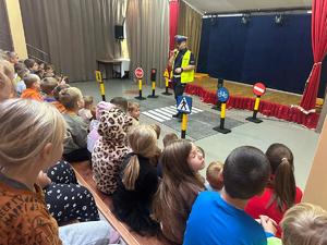 Policjanci podczas spotkań z dziećmi