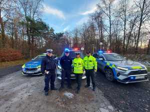 Polscy i słowaccy policjanci na granicy w Ożennej