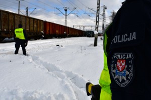 Policjanci podczas patrolowanie infrastruktury kolejowej