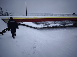 Dzielnicowi sprawdzający rejon mostów, pustostanów.