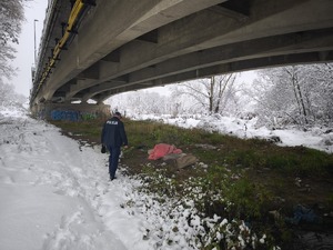 Dzielnicowi sprawdzający rejon mostów, pustostanów.