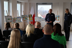 I Zastępca KPP w Jaśle oraz policjantka, wręczający laureatom nagrody