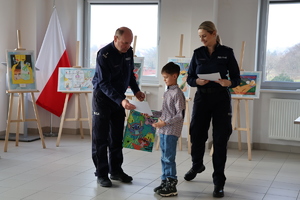 I Zastępca KPP w Jaśle oraz policjantka, wręczający laureatom nagrody
