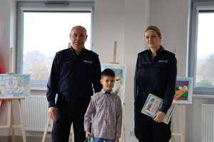 I Zastępca KPP w Jaśle oraz policjantka, wręczający laureatom nagrody