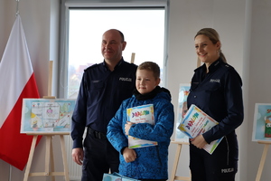 I Zastępca KPP w Jaśle oraz policjantka, wręczający laureatom nagrody
