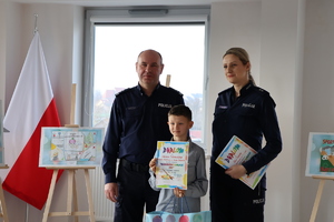 I Zastępca KPP w Jaśle oraz policjantka, wręczający laureatom nagrody