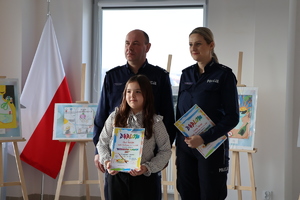 I Zastępca KPP w Jaśle oraz policjantka, wręczający laureatom nagrody
