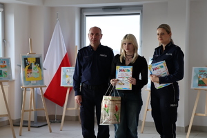 I Zastępca KPP w Jaśle oraz policjantka, wręczający laureatom nagrody