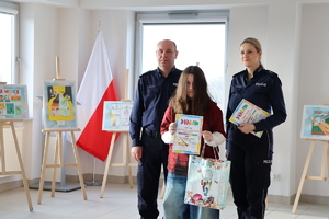 I Zastępca KPP w Jaśle oraz policjantka, wręczający laureatom nagrody