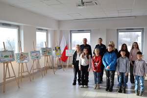 I Zastępca KPP w Jaśle oraz policjantka, wręczający laureatom nagrody