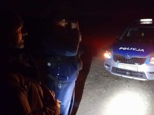 policjant używający noktowizora