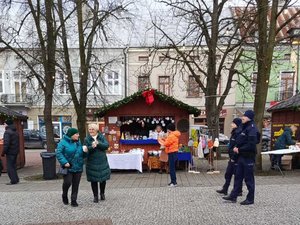 policjanci patrolujący podczas jarmarku świątecznego