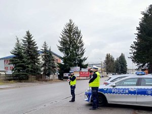 policjanci ruchu drogowego podczas mierzenia dozwolonej prędkości