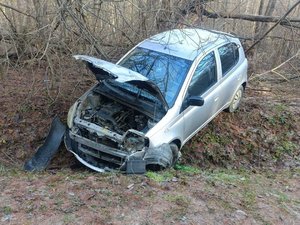 zdjęcie przedstawia samochód biorący udział w zdarzeniu drogowym