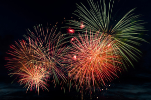 zdjęcie przedstawia sztuczne ognie