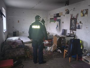 dzielnicowy podczas kontroli miejsca przebywania osoby bezdomnej