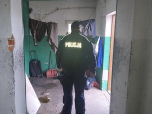 dzielnicowy podczas kontroli pustostanu