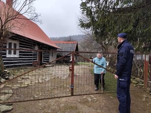 dzielnicowy odwiedzający samotnie mieszkającą kobietę