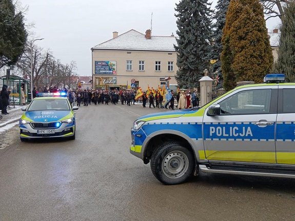 policyjny radiowóz podczas zabezpieczenia przemarszu Orszaku Trzech Króli