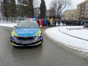 policyjny radiowóz podczas zabezpieczenia przemarszu Orszaku Trzech Króli