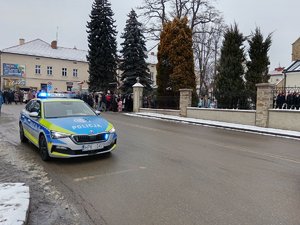 policyjny radiowóz podczas zabezpieczenia przemarszu Orszaku Trzech Króli