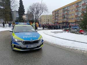 policyjny radiowóz podczas zabezpieczenia przemarszu Orszaku Trzech Króli