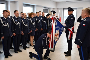 Zdjęcia z uroczystej zbiórki podczas, której nastąpiło zdanie i przejęcie obowiązków służbowych na stanowisku Komendanta Powiatowego Policji w Jaśle