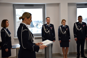 Zdjęcia z uroczystej zbiórki podczas, której nastąpiło zdanie i przejęcie obowiązków służbowych na stanowisku Komendanta Powiatowego Policji w Jaśle