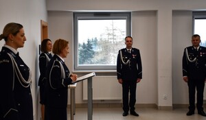 Zdjęcia z uroczystej zbiórki podczas, której nastąpiło zdanie i przejęcie obowiązków służbowych na stanowisku Komendanta Powiatowego Policji w Jaśle
