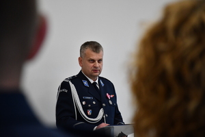 Zdjęcia z uroczystej zbiórki podczas, której nastąpiło zdanie i przejęcie obowiązków służbowych na stanowisku Komendanta Powiatowego Policji w Jaśle
