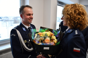 Zdjęcia z uroczystej zbiórki podczas, której nastąpiło zdanie i przejęcie obowiązków służbowych na stanowisku Komendanta Powiatowego Policji w Jaśle