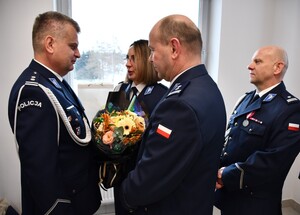 Zdjęcia z uroczystej zbiórki podczas, której nastąpiło zdanie i przejęcie obowiązków służbowych na stanowisku Komendanta Powiatowego Policji w Jaśle