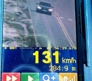 Ekran ręcznego miernika prędkości z zarejestrowanym wykroczeniem