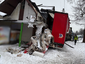 Zdjęcie z miejsca zdarzenia - uszkodzone pojazdy na jezdni