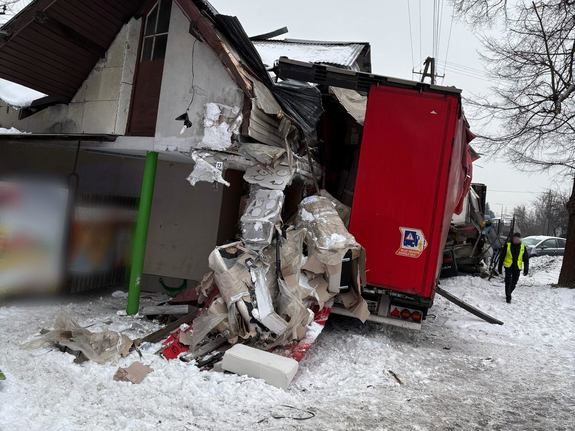 Zdjęcie z miejsca zdarzenia - uszkodzone pojazdy na jezdni