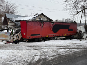 Zdjęcie z miejsca zdarzenia - uszkodzone pojazdy na jezdni