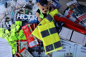 Jasielscy policjanci i maskotka na rynku miejskim