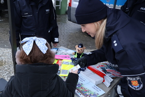 Jasielscy policjanci i maskotka na rynku miejskim