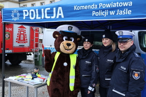 Jasielscy policjanci i maskotka na rynku miejskim