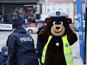 Jasielscy policjanci i maskotka na rynku miejskim