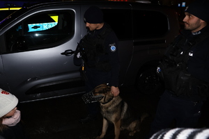 Jasielscy policjanci i maskotka na rynku miejskim