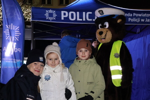 Jasielscy policjanci i maskotka na rynku miejskim