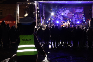 Jasielscy policjanci i maskotka na rynku miejskim