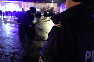 Jasielscy policjanci i maskotka na rynku miejskim