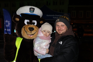 Jasielscy policjanci i maskotka na rynku miejskim